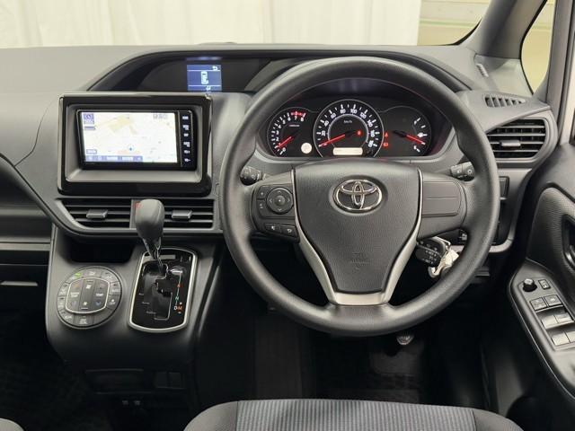 ノア Ｘ　ブレーキサポート　イモビライザー　アイドリングストッ　ＤＶＤ再生可　ＡＵＸ　デュアルエアコン　ワンオーナー車　クルーズＣ　バックモニタ－　地デジＴＶ　ＬＥＤランプ　オートエアコン　ＥＳＣ　フルフラット（4枚目）