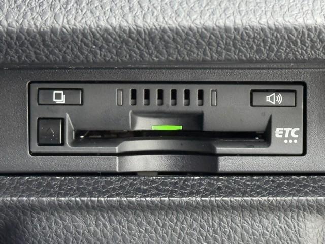 ノア Ｘ　ブレーキサポート　イモビライザー　アイドリングストッ　ＤＶＤ再生可　ＡＵＸ　デュアルエアコン　ワンオーナー車　クルーズＣ　バックモニタ－　地デジＴＶ　ＬＥＤランプ　オートエアコン　ＥＳＣ　フルフラット（9枚目）