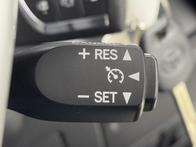 ノア Ｘ　ブレーキサポート　イモビライザー　アイドリングストッ　ＤＶＤ再生可　ＡＵＸ　デュアルエアコン　ワンオーナー車　クルーズＣ　バックモニタ－　地デジＴＶ　ＬＥＤランプ　オートエアコン　ＥＳＣ　フルフラット（11枚目）