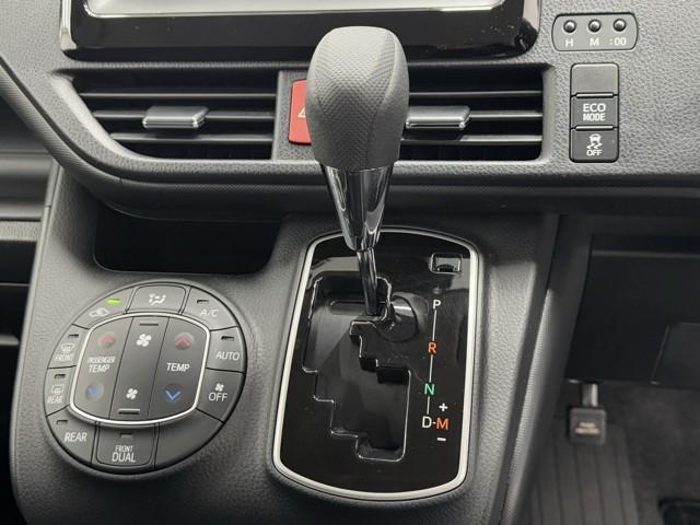 ノア Ｘ　ブレーキサポート　イモビライザー　アイドリングストッ　ＤＶＤ再生可　ＡＵＸ　デュアルエアコン　ワンオーナー車　クルーズＣ　バックモニタ－　地デジＴＶ　ＬＥＤランプ　オートエアコン　ＥＳＣ　フルフラット（12枚目）