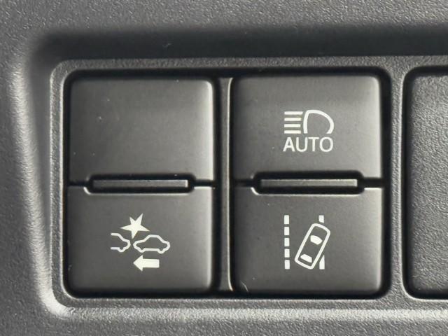 ノア Ｘ　ブレーキサポート　イモビライザー　アイドリングストッ　ＤＶＤ再生可　ＡＵＸ　デュアルエアコン　ワンオーナー車　クルーズＣ　バックモニタ－　地デジＴＶ　ＬＥＤランプ　オートエアコン　ＥＳＣ　フルフラット（13枚目）