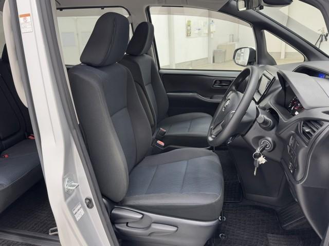 ノア Ｘ　ブレーキサポート　イモビライザー　アイドリングストッ　ＤＶＤ再生可　ＡＵＸ　デュアルエアコン　ワンオーナー車　クルーズＣ　バックモニタ－　地デジＴＶ　ＬＥＤランプ　オートエアコン　ＥＳＣ　フルフラット（15枚目）