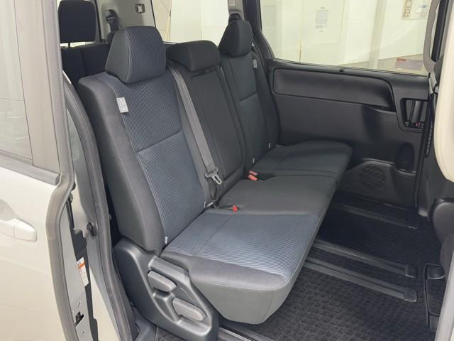 ノア Ｘ　ブレーキサポート　イモビライザー　アイドリングストッ　ＤＶＤ再生可　ＡＵＸ　デュアルエアコン　ワンオーナー車　クルーズＣ　バックモニタ－　地デジＴＶ　ＬＥＤランプ　オートエアコン　ＥＳＣ　フルフラット（16枚目）