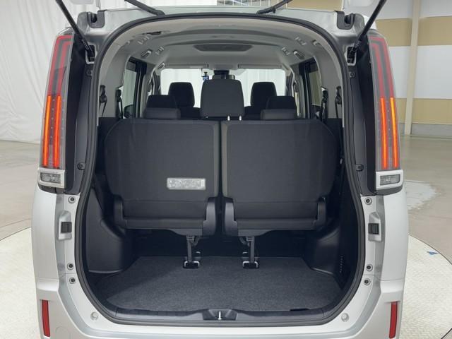 ノア Ｘ　ブレーキサポート　イモビライザー　アイドリングストッ　ＤＶＤ再生可　ＡＵＸ　デュアルエアコン　ワンオーナー車　クルーズＣ　バックモニタ－　地デジＴＶ　ＬＥＤランプ　オートエアコン　ＥＳＣ　フルフラット（17枚目）