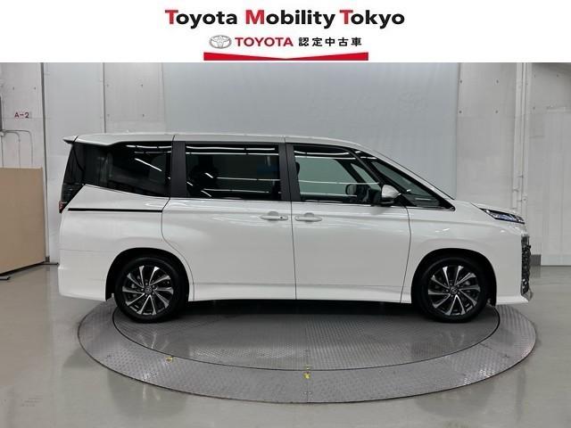 ヴォクシー ハイブリッドＳ－Ｚ　パワーウィンドウ　ＤＶＤ再生機能　インテリキー　横滑防止装置　地デジＴＶ　アクティブクルーズコントロール　フルオートエアコン　リアカメラ　エアバッグ　ＡＢＳ　１００Ｖ充電　ナビＴＶ　ＷＡＣ　キーレス（3枚目）