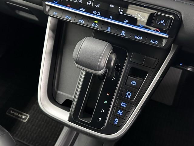 ヴォクシー ハイブリッドＳ－Ｚ　パワーウィンドウ　ＤＶＤ再生機能　インテリキー　横滑防止装置　地デジＴＶ　アクティブクルーズコントロール　フルオートエアコン　リアカメラ　エアバッグ　ＡＢＳ　１００Ｖ充電　ナビＴＶ　ＷＡＣ　キーレス（10枚目）