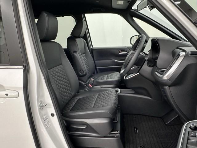 ヴォクシー ハイブリッドＳ－Ｚ　パワーウィンドウ　ＤＶＤ再生機能　インテリキー　横滑防止装置　地デジＴＶ　アクティブクルーズコントロール　フルオートエアコン　リアカメラ　エアバッグ　ＡＢＳ　１００Ｖ充電　ナビＴＶ　ＷＡＣ　キーレス（16枚目）