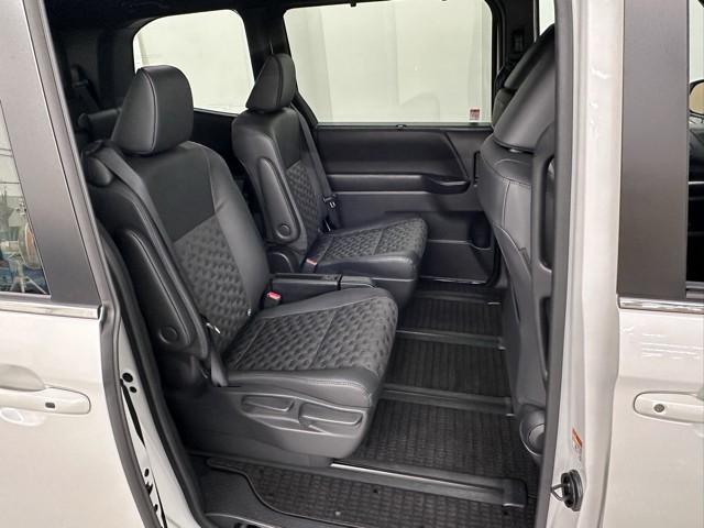 ヴォクシー ハイブリッドＳ－Ｚ　パワーウィンドウ　ＤＶＤ再生機能　インテリキー　横滑防止装置　地デジＴＶ　アクティブクルーズコントロール　フルオートエアコン　リアカメラ　エアバッグ　ＡＢＳ　１００Ｖ充電　ナビＴＶ　ＷＡＣ　キーレス（17枚目）