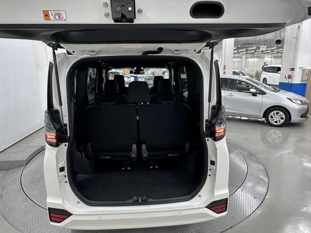 ヴォクシー ハイブリッドＳ－Ｚ　パワーウィンドウ　ＤＶＤ再生機能　インテリキー　横滑防止装置　地デジＴＶ　アクティブクルーズコントロール　フルオートエアコン　リアカメラ　エアバッグ　ＡＢＳ　１００Ｖ充電　ナビＴＶ　ＷＡＣ　キーレス（18枚目）