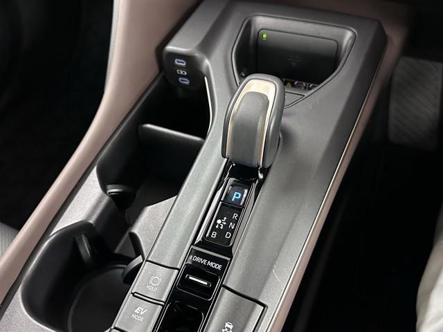 クラウンクロスオーバー Ｇアドバンスド・レザーパッケージ　ＴＳＳ　レザー　フルセグＴＶ　パワーシート　ＬＥＤヘッドライト　クルーズコントロール　Ｂカメラ　ドライブレコーダ　オートエアコン　アルミホイル　ワンオーナー　ＥＴＣ付　横滑り防止装置　４ＷＤ　ＴＶ（9枚目）