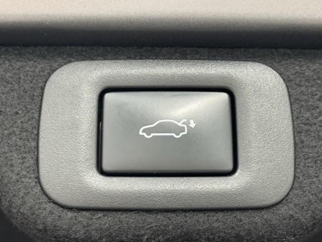 クラウンクロスオーバー Ｇアドバンスド・レザーパッケージ　ＴＳＳ　レザー　フルセグＴＶ　パワーシート　ＬＥＤヘッドライト　クルーズコントロール　Ｂカメラ　ドライブレコーダ　オートエアコン　アルミホイル　ワンオーナー　ＥＴＣ付　横滑り防止装置　４ＷＤ　ＴＶ（18枚目）