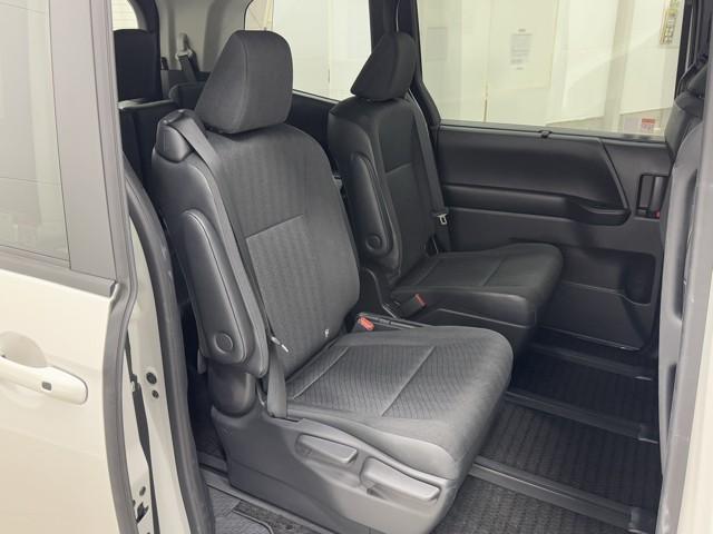 ノア ハイブリッドＧ　Ｗエアコン　カラーバックモニター　アルミホイール　盗難防止装置　クルコン　キーレス　記録簿　スマートキ－　フルセグテレビ　両側電動ドア　ＬＥＤライト　ＴＶ　ＴＳＳ　オートエアコン　ＤＶＤ再生　ＥＴＣ（15枚目）