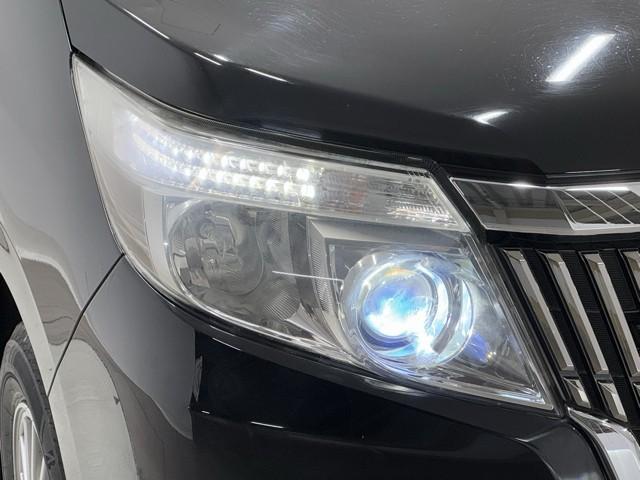 明るいライトが夜道を明るく照らしてくれます。　運転する上で、道路状況をいかに早く認識できるか重要なポイントです。　白色光が暗い道も明るく照らしてくれますよ。