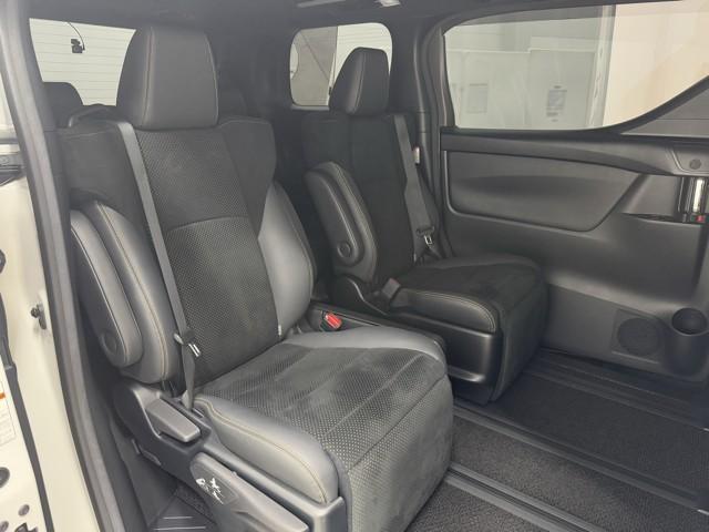 アルファード ２．５Ｓ　タイプゴールドＩＩ　ドライブレコーダ　ガラスサンルーフ　ＬＥＤランプ　Ｂカメラ　スマートキ　ＡＣ１００Ｖ　フルセグＴＶ　盗難防止システム　ワンオーナー　ダブルエアコン　助手席エアバッグ　ＥＴＣ　ＤＶＤ　記録簿　３列シート（17枚目）