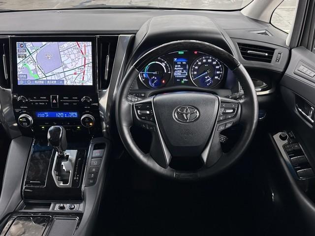 アルファードハイブリッド ＳＲ　Ｃパッケージ　点検記録簿　ワンオナ　バックモニター　オートエアコン　ＬＥＤ　横滑り防止機能　ＡＢＳ　イモビ　ＡＣ１００Ｖ電源　アルミ　ドライブレコーダー　ナビ＆ＴＶ　４ＷＤ　ミュージックプレイヤー接続可　３列シート（4枚目）