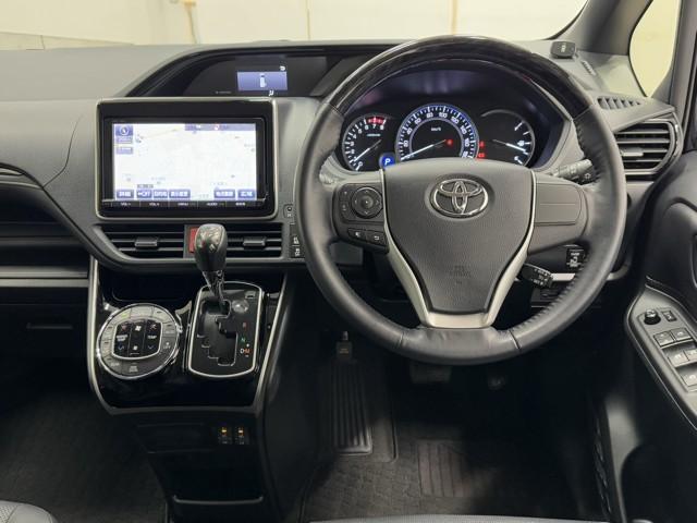 エスクァイア Ｇｉ　両側Ｐドア　ウォークスルー　スマートキーＰスタート　リアカメラ　ＡＵＸ　アイドリングＳＴＯＰ　ＥＴＣ車載器　オートエアコン　イモビライザー　オートクルーズコントロール　キーレス　ナビＴＶ　ＡＢＳ　３列（4枚目）