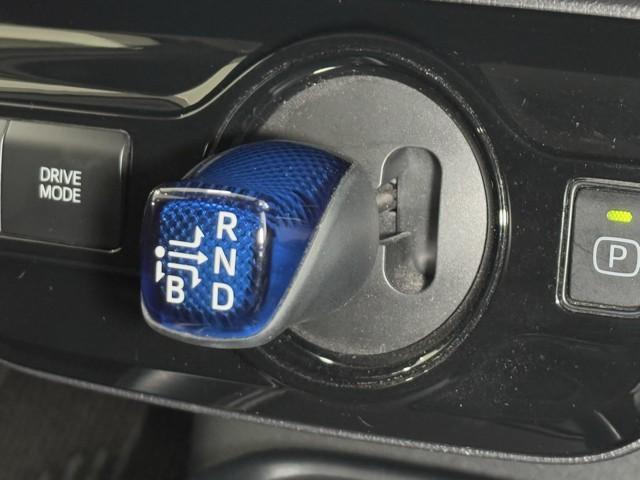 プリウス Ｓ　１００Ｖ　取説記録簿　アイスト　ＥＳＣ　スマートキ－　メモリーナビゲーション　ＬＥＤヘッドライト　ＥＴＣ車載器　フルオートエアコン　クルーズコントロール　エアバッグ　イモビ　パワーウインドウ　ＰＳ（11枚目）
