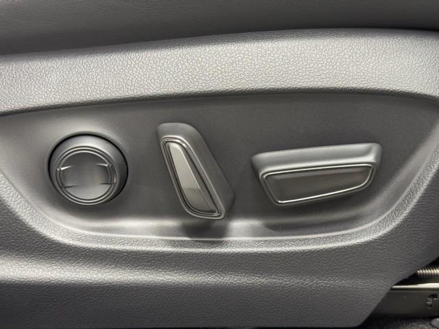 クラウンクロスオーバー Ｇアドバンスド・レザーパッケージ　ＴＳＳ　レザー　フルセグＴＶ　パワーシート　ＬＥＤヘッドライト　クルーズコントロール　Ｂカメラ　エアロ　ドライブレコーダ　オートエアコン　アルミホイル　ワンオーナー　ＥＴＣ付　横滑り防止装置　４ＷＤ（13枚目）