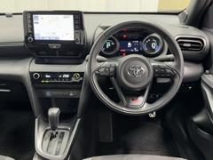 シックな色使いの運転席周りですね。すっきりとしたデザインで上品な色使いです。居心地の良い運転席、長く座ってられるリラックスできるデザインがいいですね。 4