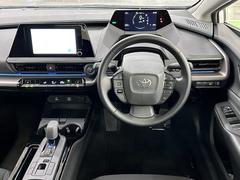 シックな色使いの運転席周りですね。すっきりとしたデザインで上品な色使いです。居心地の良い運転席、長く座ってられるリラックスできるデザインがいいですね。 4