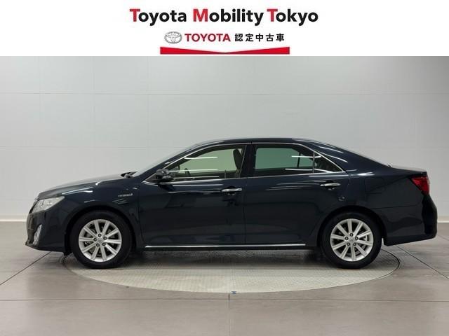 カムリ ハイブリッド　レザーパッケージ　皮シート　フルセグテレビ　電動シート　オートクルーズコントロール　アイドリングストップ　盗難防止装置　アルミホイール　横滑り防止機能　Ｂカメラ　オートエアコン　デュアルエアバック　ナビ＆ＴＶ　記録簿（3枚目）