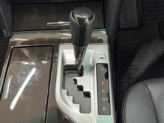 カムリ ハイブリッド　レザーパッケージ　皮シート　フルセグテレビ　電動シート　オートクルーズコントロール　アイドリングストップ　盗難防止装置　アルミホイール　横滑り防止機能　Ｂカメラ　オートエアコン　デュアルエアバック　ナビ＆ＴＶ　記録簿（11枚目）