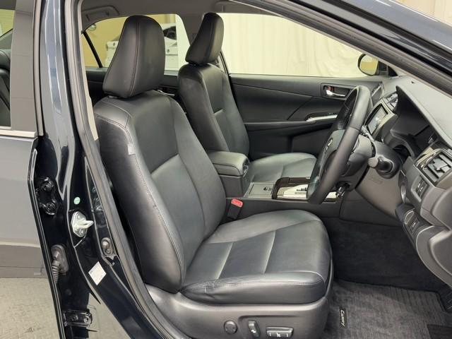 カムリ ハイブリッド　レザーパッケージ　皮シート　フルセグテレビ　電動シート　オートクルーズコントロール　アイドリングストップ　盗難防止装置　アルミホイール　横滑り防止機能　Ｂカメラ　オートエアコン　デュアルエアバック　ナビ＆ＴＶ　記録簿（14枚目）