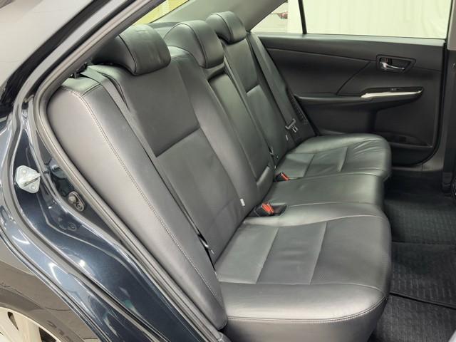 カムリ ハイブリッド　レザーパッケージ　皮シート　フルセグテレビ　電動シート　オートクルーズコントロール　アイドリングストップ　盗難防止装置　アルミホイール　横滑り防止機能　Ｂカメラ　オートエアコン　デュアルエアバック　ナビ＆ＴＶ　記録簿（16枚目）