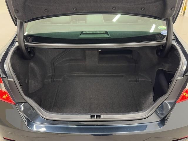 カムリ ハイブリッド　レザーパッケージ　皮シート　フルセグテレビ　電動シート　オートクルーズコントロール　アイドリングストップ　盗難防止装置　アルミホイール　横滑り防止機能　Ｂカメラ　オートエアコン　デュアルエアバック　ナビ＆ＴＶ　記録簿（17枚目）