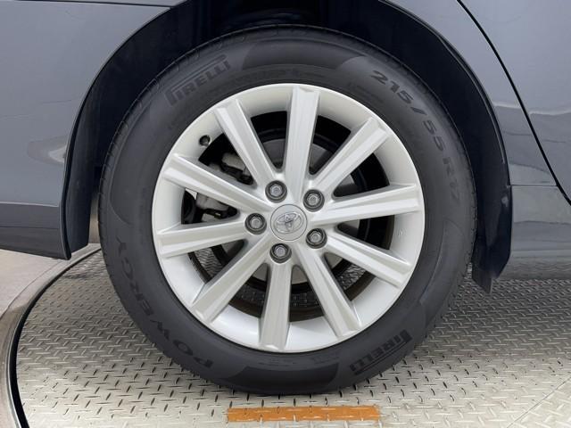 カムリ ハイブリッド　レザーパッケージ　皮シート　フルセグテレビ　電動シート　オートクルーズコントロール　アイドリングストップ　盗難防止装置　アルミホイール　横滑り防止機能　Ｂカメラ　オートエアコン　デュアルエアバック　ナビ＆ＴＶ　記録簿（19枚目）