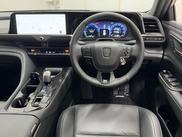 クラウンスポーツ Ｚ　ＡＷＤ　フルセグテレビ　ＥＴＣ車載器　ＴＶナビ　クルコン　横滑り防止装置　エアバッグ　本革　ＡＣ１００Ｖ　ミュージックプレイヤー接続可　メモリナビ　ドラレコ　キーレス　盗難防止装置　ＡＢＳ　アルミ（4枚目）