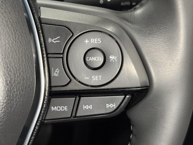 レーダークルーズコントロールです。　前の車との距離をレーダーで測り一定の車間距離に保ってくれますよ。詳細はスタッフまで。