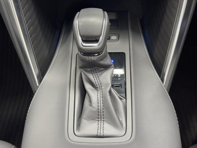 親しみやすいシフトです。　坂道や信号の多い日本では操作が簡単でいいです。　シフトチェンジしやすい所に考えられて配置されているので操作し易いですよ。