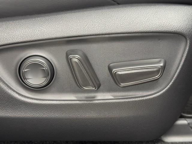 電動パワーシートはボタン一つで細やかな調節が可能ですよ。　意外に力が要るシートの移動もラクラク、思い通りのポジションが見つかります。