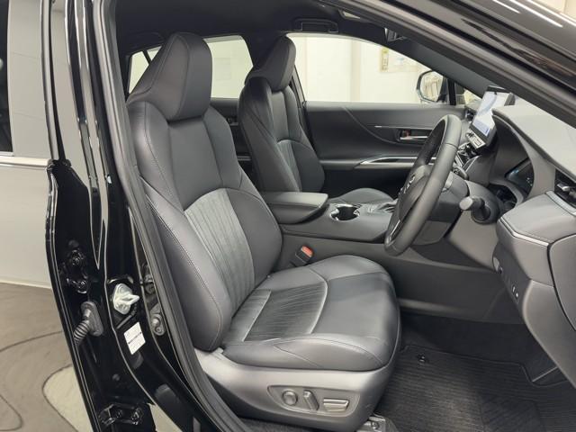 シンプルながら座り心地の良いシートです。　ホールド感も良いので長いドライビングでも疲れにくいんです。