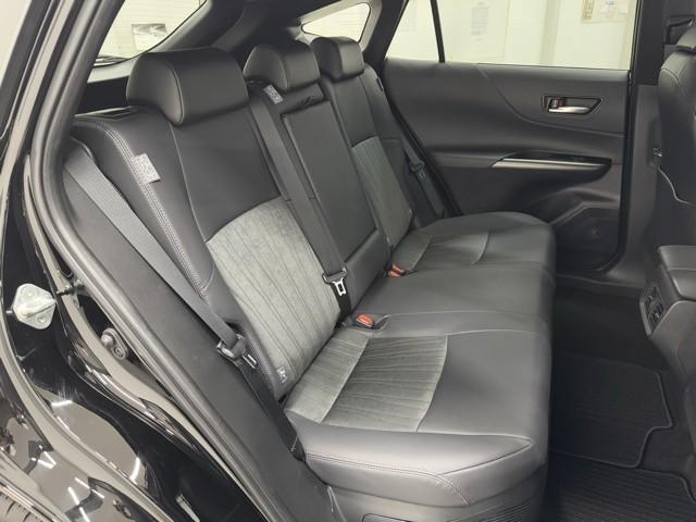 足元広々の座り心地良好、後席ですよ。　ドライビング中、長い間同じ体勢で居るのって大変ですよね。　長く座っているものだから、リラックスできるシートがいいですよね。