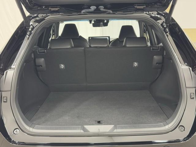 とても広々、大きな開口部の荷室スペースですね。　開口部広々だから、大きな荷物も楽々収納出来ちゃいますね。　荷物スペースは広いほうがいいですよね。