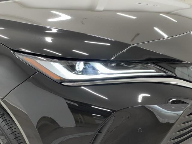 太陽光と色温度の近い明るいライトで夜道を明るく照らします。　雨の日や悪天候時も白色光が明るく照らしてくれますよ。　安全にも一役買ってくれます。