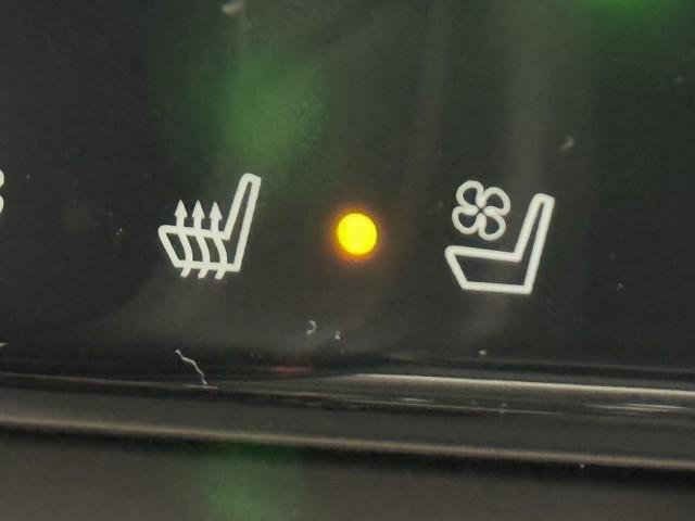 ハリアーハイブリッド プログレス メタル アンド レザーパッケージ 衝突軽減ブレーキ クルコン AW 本革シート DVD再生 ミュージックプレイヤー接続可 記録簿有 LEDヘッドランプ Pシート メモリーナビ 横滑り防止装置 バックカメラ ナビ&TV 4WD ABS(15枚目)