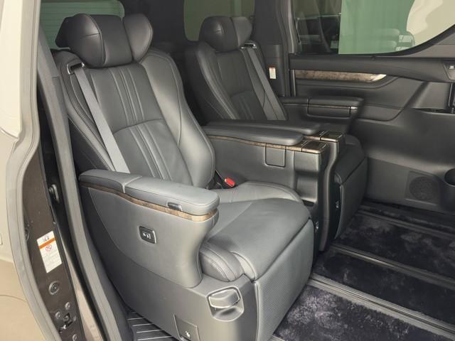 アルファードハイブリッド エグゼクティブラウンジＳ　ＬＥＤランプ　サンルーフ　ダブルエアコン　レザーシート　４ＷＤ　アルミ　ミュージックプレイヤー接続可　ＤＶＤプレーヤー　ＥＴＣ　ドラレコ　クルーズコントロール　スマートキー　電動シート　ＡＣ１００Ｖ（17枚目）