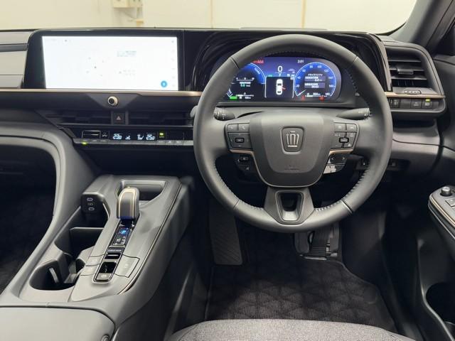 クラウンクロスオーバー Ｇアドバンスド　衝突軽減装置　フルセグテレビ　クルコン　横滑防止装置　ドライブレコーダー　ＬＥＤヘッドライト　記録簿　Ｂカメラ　Ｐシート　ＥＴＣ　オートエアコン　ＡＣ１００Ｖ電源　１オーナー　ＡＵＸ　エアバッグ　ＴＶ（4枚目）