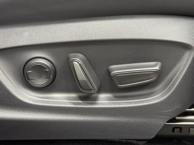 クラウンクロスオーバー Ｇアドバンスド　衝突軽減装置　フルセグテレビ　クルコン　横滑防止装置　ドライブレコーダー　ＬＥＤヘッドライト　記録簿　Ｂカメラ　Ｐシート　ＥＴＣ　オートエアコン　ＡＣ１００Ｖ電源　１オーナー　ＡＵＸ　エアバッグ　ＴＶ（14枚目）