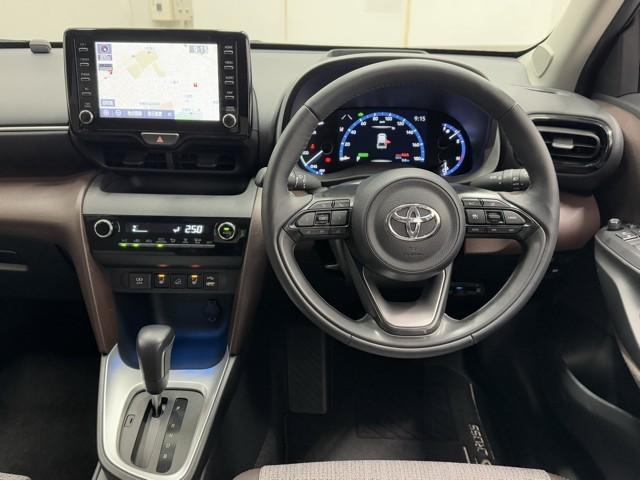 ヤリスクロス ハイブリッドＺ　クルーズＣ　横滑防止装置　リアカメラ　フルセグ地デジ　ＬＥＤライト　メモリーナビゲーション　点検記録簿　ナビ＆ＴＶ　盗難防止装置　電動シート　ドライブレコーダー　ＡＷ　キーレス　ＤＶＤ再生　ＡＢＳ（4枚目）