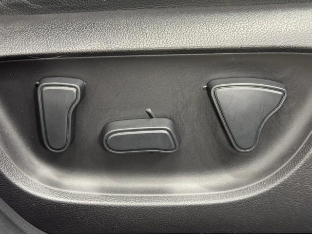 ヤリスクロス ハイブリッドＺ　クルーズＣ　横滑防止装置　リアカメラ　フルセグ地デジ　ＬＥＤライト　メモリーナビゲーション　点検記録簿　ナビ＆ＴＶ　盗難防止装置　電動シート　ドライブレコーダー　ＡＷ　キーレス　ＤＶＤ再生　ＡＢＳ（16枚目）