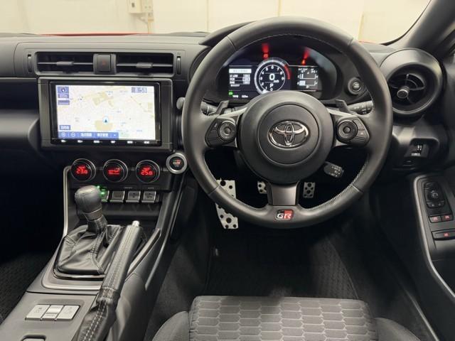 ＧＲ８６ ＳＺ　地上デジタル　スマートキ－　クルコン　ＬＥＤヘッドライト　ナビ＆ＴＶ　横滑防止装置　ＥＴＣ　フルオートエアコン　ドラレコ　アルミ　ＤＶＤ再生　ミュージックプレイヤー接続可　盗難防止装置　記録簿　ＡＢＳ（2枚目）