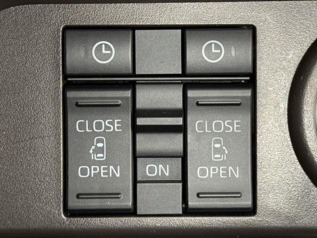 ルーミー Ｇ　追突軽減ブレーキ　パワステ　フルフラット　Ａストップ　ＬＥＤライト　Ｒカメラ　記録簿付　横滑り防止システム　エアバック　セキュリティーアラーム　パワーウィンドウ　運転席助手席エアバック　ナビ＆ＴＶ（3枚目）