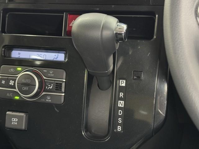 ルーミー Ｇ　追突軽減ブレーキ　パワステ　フルフラット　Ａストップ　ＬＥＤライト　Ｒカメラ　記録簿付　横滑り防止システム　エアバック　セキュリティーアラーム　パワーウィンドウ　運転席助手席エアバック　ナビ＆ＴＶ（5枚目）