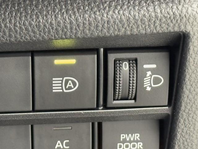 ヴォクシー ハイブリッドＳ－Ｚ　パワーウィンドウ　ＤＶＤ再生機能　インテリキー　横滑防止装置　地デジＴＶ　アクティブクルーズコントロール　１オナ　フルオートエアコン　リアカメラ　エアバッグ　ＡＢＳ　１００Ｖ充電　ナビＴＶ　ＷＡＣ（9枚目）