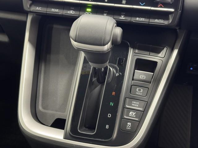 ヴォクシー ハイブリッドＳ－Ｚ　パワーウィンドウ　ＤＶＤ再生機能　インテリキー　横滑防止装置　地デジＴＶ　アクティブクルーズコントロール　１オナ　フルオートエアコン　リアカメラ　エアバッグ　ＡＢＳ　１００Ｖ充電　ナビＴＶ　ＷＡＣ（11枚目）