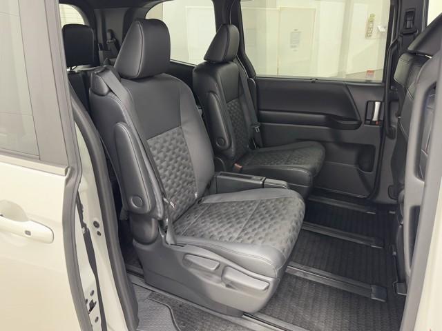 ヴォクシー ハイブリッドＳ－Ｚ　パワーウィンドウ　ＤＶＤ再生機能　インテリキー　横滑防止装置　地デジＴＶ　アクティブクルーズコントロール　１オナ　フルオートエアコン　リアカメラ　エアバッグ　ＡＢＳ　１００Ｖ充電　ナビＴＶ　ＷＡＣ（17枚目）